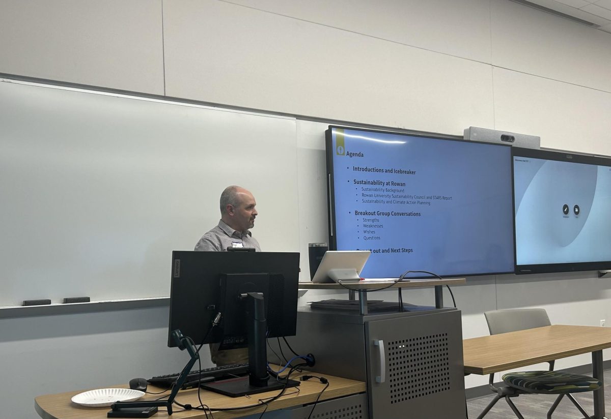 Dr. Garrett Broad speaks to workshop attendees. - Web Editor / Maryela Gallardo